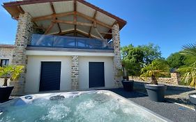 Chez Bascans. Corps de ferme rénové avec jacuzzi..